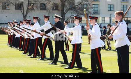 Canberra. 24 Aug, 2019. Foto am 12.08.24, 2019 zeigt ein Gewehr spinning Demonstration während des Tages der offenen Tür der Australian Defence Force Academy (ADFA) in Canberra, Australien. Der jährliche Tag der offenen Tür der ADFA wurde hier am Samstag mit einer Reihe von wird angezeigt. Credit: Chu Chen/Xinhua Stockfoto