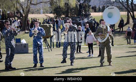 Canberra. 24 Aug, 2019. Foto am 12.08.24, 2019 zeigt eine Band Leistung während des Tages der offenen Tür der Australian Defence Force Academy (ADFA) in Canberra, Australien. Der jährliche Tag der offenen Tür der ADFA wurde hier am Samstag mit einer Reihe von wird angezeigt. Credit: Chu Chen/Xinhua Stockfoto