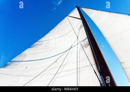 Mast ein Segelboot mit Bermuda Segeln Ausrüstung vor blauem Himmel, Bottom-up-Sicht Stockfoto