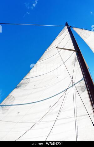 Mast ein Segelboot mit Bermuda Segeln Ausrüstung vor blauem Himmel, Bottom-up-Sicht Stockfoto