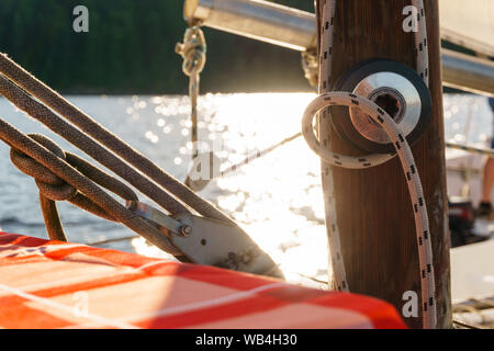 Details von Rigg Segelboot auf unscharfen glänzende Wasser Hintergrund Stockfoto