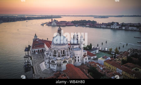 Blick auf den Sonnenaufgang in Venedig von oben Stockfoto