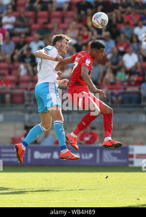 London, Großbritannien. 24 Aug, 2019. Die Crawley Jordanien Tunnicliffe (L) und der Orient Louis Dennis während der Sky Bet Liga eine Übereinstimmung zwischen Leyton Orient und Crawley Town im Brisbane Road in London. Quelle: Tele Images/Alamy leben Nachrichten Stockfoto