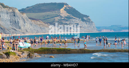 Charmouth, Dorset, Großbritannien. 24 Aug, 2019. UK Wetter: Der Küstenort Charmouth (Lyme Regis' ruhigeren Nachbarn) war besetzt, als Sonnenanbeter am Strand strömten bis die heiße Sonne über die August Bank Holiday Wochenende zu genießen. Credit: Celia McMahon/Alamy leben Nachrichten Stockfoto