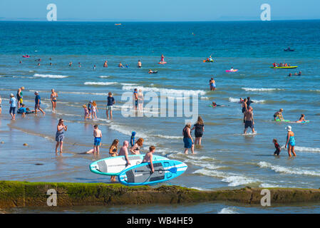 Charmouth, Dorset, Großbritannien. 24 Aug, 2019. UK Wetter: Der Küstenort Charmouth (Lyme Regis' ruhigeren Nachbarn) war besetzt, als Sonnenanbeter am Strand strömten bis die heiße Sonne über die August Bank Holiday Wochenende zu genießen. Credit: Celia McMahon/Alamy leben Nachrichten Stockfoto