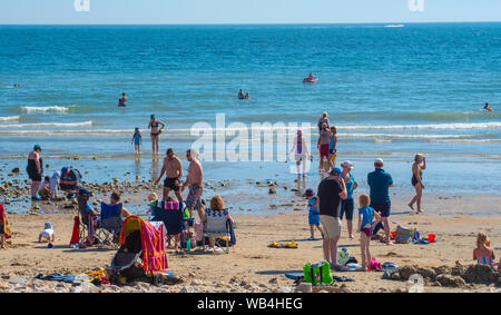 Charmouth, Dorset, Großbritannien. 24 Aug, 2019. UK Wetter: Der Küstenort Charmouth (Lyme Regis' ruhigeren Nachbarn) war besetzt, als Sonnenanbeter am Strand strömten bis die heiße Sonne über die August Bank Holiday Wochenende zu genießen. Credit: Celia McMahon/Alamy leben Nachrichten Stockfoto