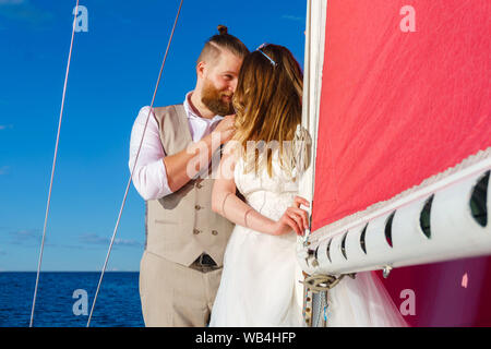 Brautpaar in einer Hochzeit Reise zum Meer auf einer Segelyacht Stockfoto