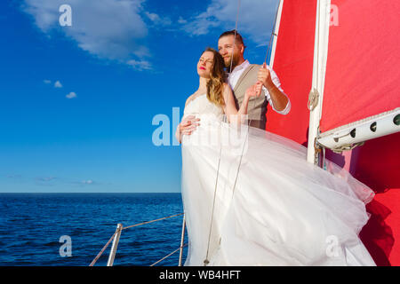 Brautpaar in einer Hochzeit Reise zum Meer auf einer Segelyacht Stockfoto