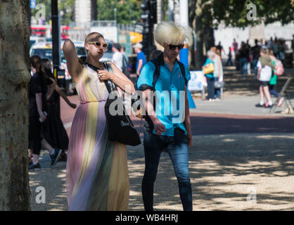 Junge männliche & weibliche paar Leute in einem einzigartigen, modernen Stil im Zentrum von London, England, UK gekleidet. Modernen Lifestyle. Auf der Suche anders. Einzigartiges aussehen. Stockfoto