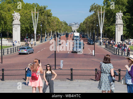 Die Mall, eine lange gerade Straße zwischen Ruckeln Palast & Trafalgar Square in Westminster, London, England, UK. Stockfoto