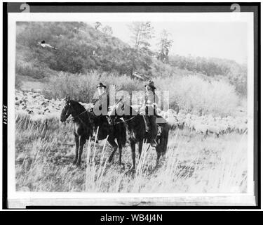 Edd Ladd, voller Blut Apache Indian, der jicarilla Reservierung, New-Mexico, mit indischen Kommissar Cato verkauft, auf dem Pferderücken Abstract / Medium: 1 Fotoabzug. Stockfoto