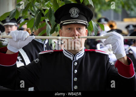 Moskau, Russland. 24. August 2019 Mitglied der Stromsgodset Musikkorps Marching Band aus Norwegen führen an einem Park von VDNKh Messegelände Spasskaja Turm während des 12. Internationalen Militär Musik Festival in Moskau Stockfoto