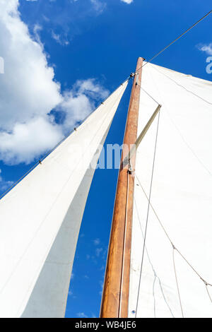 Mast ein Segelboot mit Bermuda Segeln Ausrüstung vor blauem Himmel, Bottom-up-Sicht Stockfoto