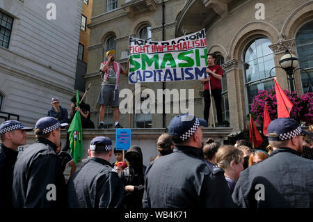 Anti Faschismus Demonstranten halten ein Banner während der Rallye. Anhänger außerhalb BBC versammelt, die Freiheit ihrer gefangengesetzt Rechten Führer Stephen Yaxley-Lennon aka Tommy Robinson zu verlangen. Während der Rallye, die Polizei eingreifen musste und ihre Schlagstöcke heben, wenn ein Polizeiwagen durch die Tommy Robinson Anhänger angegriffen wurde. Eine Person wurde nach der Konfrontation verhaftet. Stockfoto