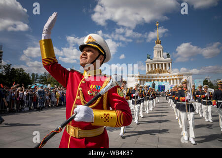 Moskau, Russland. 24. August 2019 Mitglied der Band der Volksbefreiungsarmee Chinas während des traditionellen Marsch von Orchestern auf der Gasse von VDNKh Messegelände Spasskaja Turm während des 12. Internationalen Militär Musik Festival in Moskau Stockfoto