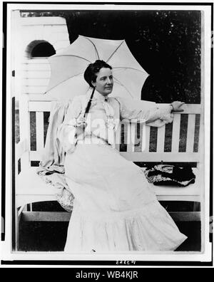 Edith Kermit Carow Roosevelt, in voller Länge Porträt, auf der Bank sitzt, nach rechts, Holding umbrella Abstract / Medium: 1 Foto: Gelatine Silber. Stockfoto