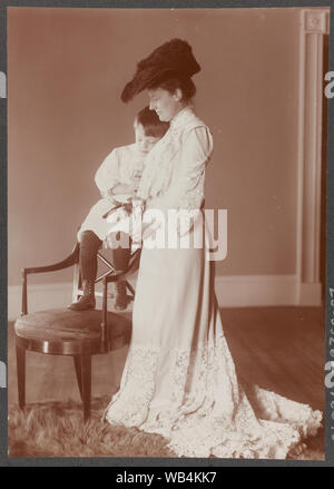 Edith Kermit Carow Roosevelt, full-length Portrait, stehend, nach links, mit Arm um junge Quentin Roosevelt, der auf der Rückseite des Stuhls Abstract/Medium sitzt: 1 Fotoabzug. Stockfoto