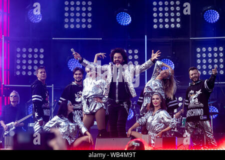 Moskau, Russland. 24. August, 2019 russischer Sänger Philipp Kirkorov während eines Konzerts Kennzeichnung der russischen Nationalflagge Tag auf Prospekt Sakharova Straße in Moskau führt Stockfoto