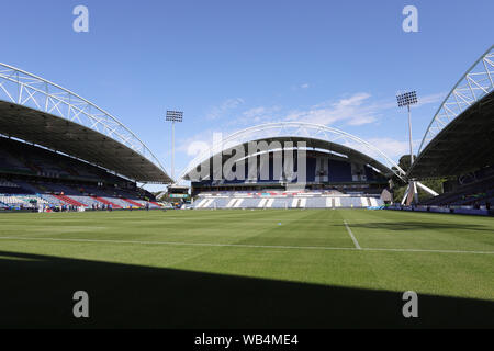 Huddersfield, Großbritannien. 24 Aug, 2019. Der John Smith Stadion während der Himmel Wette Championship Match zwischen Huddersfield Town und Lesung in der John Smith's Stadion, Huddersfield am Samstag, den 24. August 2019. (Credit: Lukas Nickerson | MI Nachrichten) Credit: MI Nachrichten & Sport/Alamy leben Nachrichten Stockfoto