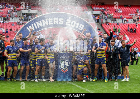 London, Großbritannien. 24 Aug, 2019. Warrington Wolves heben Sie das Endspiel um den Challenge Cup während der LADBROKES Challenge Cup Finale zwischen St Helens und Warrington Wolves im Wembley Stadion, London, England am 24. August 2019. Foto von Ken Funken. Nur die redaktionelle Nutzung, eine Lizenz für die gewerbliche Nutzung erforderlich. Keine Verwendung in Wetten, Spiele oder einer einzelnen Verein/Liga/player Publikationen. Credit: UK Sport Pics Ltd/Alamy leben Nachrichten Stockfoto