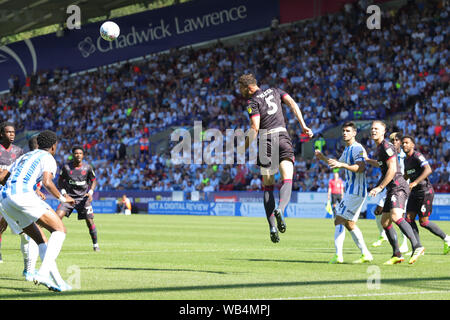 Huddersfield, Großbritannien. 24 Aug, 2019. Matt Miazga Kopf den Ball klar, während der Himmel Wette Championship Match zwischen Huddersfield Town und an der John Smith's Stadion, Huddersfield Lesung am Samstag, den 24. August 2019. (Credit: Lukas Nickerson | MI Nachrichten) Credit: MI Nachrichten & Sport/Alamy leben Nachrichten Stockfoto