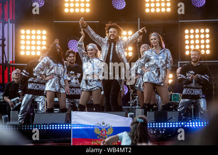 Moskau, Russland. 24. August, 2019 russischer Sänger Philipp Kirkorov (in der Mitte) während eines Konzerts Kennzeichnung der russischen Nationalflagge Tag auf Prospekt Sakharova Straße in Moskau führt Stockfoto