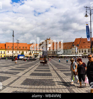 Sibiu, Rumänien - 2019. Touristische Fragen in den Panoramablick auf dem großen Platz (Piaţa Mare) von Sibiu suchen und das Rathaus. Stockfoto