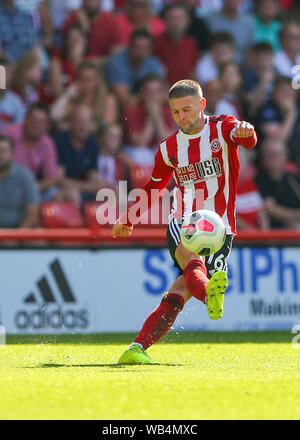 24. August 2019; Bramall Lane, Sheffield, Yorkshire, England; Fußball der englischen Premier League, Sheffield United gegen Leicester City; Oliver Norwood von Sheffield United Hits ein Kreuz Feldbahn - Streng redaktionelle Verwendung. Keine Verwendung mit nicht autorisierten Audio-, Video-, Daten-, Spielpläne, Verein/liga Logos oder "live" Dienstleistungen. On-line-in-Match mit 120 Bildern beschränkt, kein Video-Emulation. Keine Verwendung in Wetten, Spiele oder einzelne Verein/Liga/player Publikationen Quelle: Aktion Plus Sport Bilder/Alamy leben Nachrichten Stockfoto