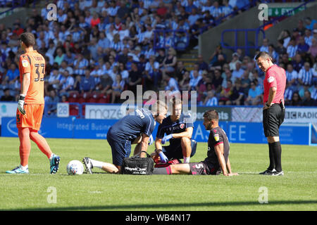 Huddersfield, Großbritannien. 24 Aug, 2019. Matt Miazga erhält die Behandlung vor, während der Himmel Wette Championship Match zwischen Huddersfield Town verletzt und Lesung in der John Smith's Stadion, Huddersfield am Samstag, den 24. August 2019. (Credit: Lukas Nickerson | MI Nachrichten) Credit: MI Nachrichten & Sport/Alamy leben Nachrichten Stockfoto