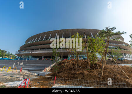 Tokyo, Japan - 17. August 2019: Blick auf die Tokyo neuen National Stadium (Shin kokuritsu kyogijo) im Bau. Vom Architekten Kengo Kuma konzipiert Stockfoto