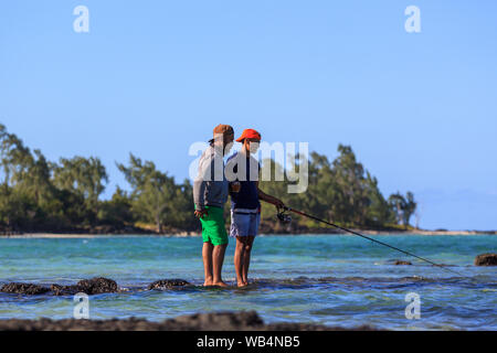 Ile aux Cerfs Insel, Mauritius, 6. Juli 2017 - Touristen angeln Stockfoto