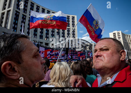 Moskau, Russland. 24. August, 2019 Menschen ein Konzert Kennzeichnung der russischen Nationalflagge Tag im Prospekt Sakharova Straße in Moskau, Russland besuchen Stockfoto