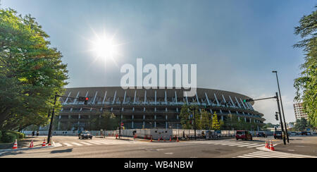 Tokyo, Japan - 17. August 2019: Panoramablick auf Tokio neuen National Stadium (Shin kokuritsu kyogijo) im Bau. Vom Architekten Kengo konzipiert Stockfoto