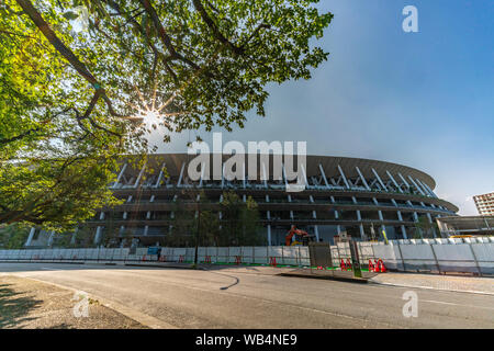 Tokyo, Japan - 17. August 2019: Blick auf die Tokyo neuen National Stadium (Shin kokuritsu kyogijo) im Bau. Vom Architekten Kengo Kuma konzipiert Stockfoto