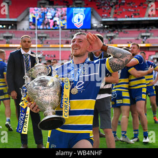 London, Großbritannien. 24 August, 2019. Wembley Stadion, London, England; Rugby Football League Coral das Endspiel um den Challenge Cup, Warrington Wolves gegen St Helens; Josh Charnley von Warrington Wolves will mehr Lärm von den Fans vor dem Challenge Cup heben nach seiner Seite beat St Helens 4 - 18 im Finale im Wembley-Redaktion verwenden Sie nur zu hören. Credit: Aktion Plus Sport Bilder/Alamy Live News Credit: Aktion Plus Sport Bilder/Alamy leben Nachrichten Stockfoto