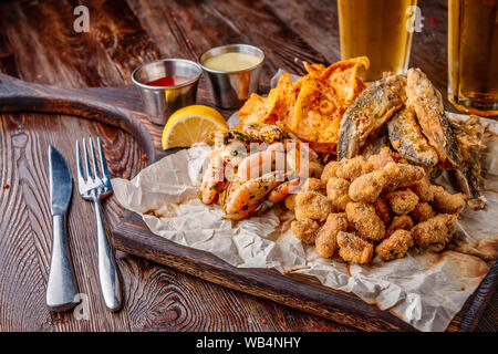 Set Meeresfrüchte: Muscheln, Garnelen, kleine gebratene Fische und Cracker, Essen, das ist in der Regel mit Bier serviert, horizontale Ausrichtung Stockfoto