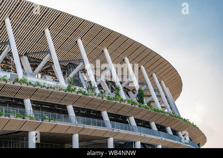 Tokyo, Japan - 17. August 2019: Detail von Tokyo neuen National Stadium (Shin kokuritsu kyogijo). Vom Architekten Kengo Kuma für die 2020 Sommer O konzipiert Stockfoto