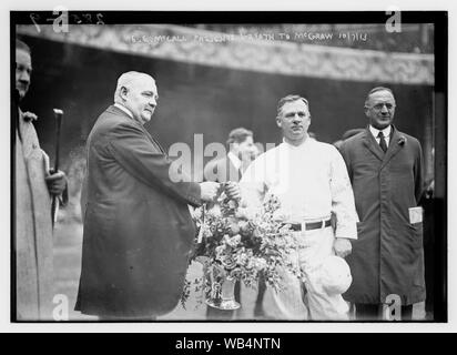 Edward McCall präsentiert eine Silber Korb mit Blumen in New York Giants Manager John McGraw bei Polo Grounds, NY (Baseball) Abstract / Medium: 1 Negativ: Glas; 5 x 7 in. oder kleiner. Stockfoto