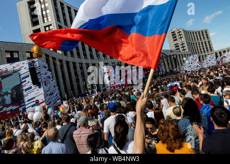 Moskau, Russland. 24. August, 2019 Menschen ein Konzert Kennzeichnung der russischen Nationalflagge Tag im Prospekt Sakharova Straße in Moskau, Russland besuchen Stockfoto