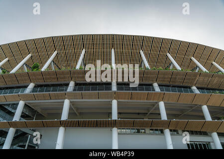 Tokyo, Japan - 17. August 2019: Blick auf die Tokyo neuen National Stadium (Shin kokuritsu kyogijo). Vom Architekten Kengo Kuma für die 2020 Sommer Stockfoto