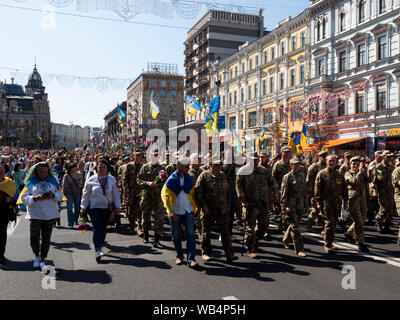 Der März der Verteidiger auf der 28. Jahrestag der Unabhängigkeit der Ukraine in Kiew. Über 12 tausend Menschen nahmen daran teil: Veteranen, Freiwilligen und Angehörigen der in den Krieg gegen die russische Aggressor in der östlichen Ukraine getötet. Darüber hinaus mehr als 55.000 Menschen in der Feier der Tag der Unabhängigkeit in der Hauptstadt der Ukraine teilgenommen. Stockfoto