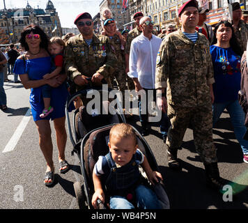 Einige Veteranen kamen zu der März mit ihren Familien. Der März der Verteidiger auf der 28. Jahrestag der Unabhängigkeit der Ukraine in Kiew. Über 12 tausend Menschen nahmen daran teil: Veteranen, Freiwilligen und Angehörigen der in den Krieg gegen die russische Aggressor in der östlichen Ukraine getötet. Darüber hinaus mehr als 55.000 Menschen in der Feier der Tag der Unabhängigkeit in der Hauptstadt der Ukraine teilgenommen. Stockfoto