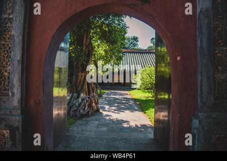 Farbton der Imperial Palace und die Königlichen Gräber in Vietnam. Stockfoto