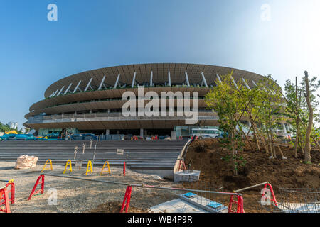 Tokyo, Japan - 17. August 2019: Blick auf die Tokyo neuen National Stadium (Shin kokuritsu kyogijo) im Bau. Vom Architekten Kengo Kuma konzipiert Stockfoto