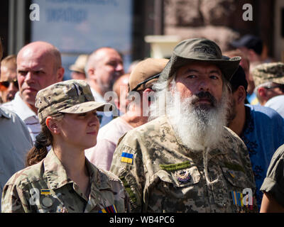 Veteranen sind März Teilnehmer. Der März der Verteidiger auf der 28. Jahrestag der Unabhängigkeit der Ukraine in Kiew. Über 12 tausend Menschen nahmen daran teil: Veteranen, Freiwilligen und Angehörigen der in den Krieg gegen die russische Aggressor in der östlichen Ukraine getötet. Darüber hinaus mehr als 55.000 Menschen in der Feier der Tag der Unabhängigkeit in der Hauptstadt der Ukraine teilgenommen. Stockfoto