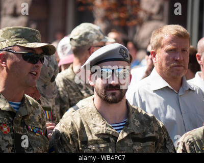 Veteranen sind März Teilnehmer. Der März der Verteidiger auf der 28. Jahrestag der Unabhängigkeit der Ukraine in Kiew. Über 12 tausend Menschen nahmen daran teil: Veteranen, Freiwilligen und Angehörigen der in den Krieg gegen die russische Aggressor in der östlichen Ukraine getötet. Darüber hinaus mehr als 55.000 Menschen in der Feier der Tag der Unabhängigkeit in der Hauptstadt der Ukraine teilgenommen. Stockfoto