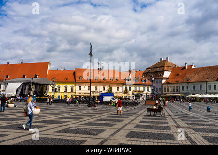 Sibiu, Rumänien - 2019. Touristische Fragen in den Panoramablick auf dem großen Platz (Piaţa Mare) von Sibiu suchen und das Rathaus. Stockfoto