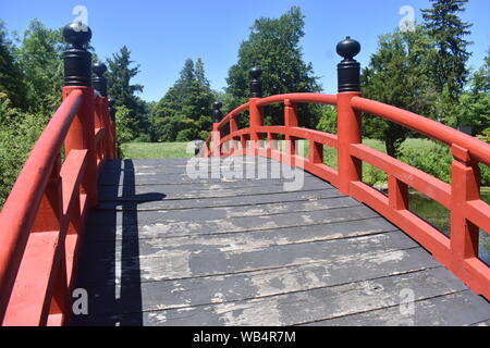 Rote hölzerne Brücke in einem japanischen Meditationsgarten am Herzog Farmen, Hillsborough, New Jersey-03 Stockfoto