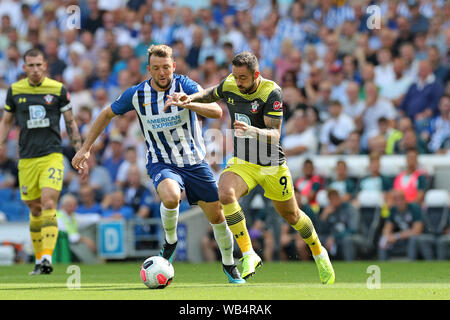 Brighton, UK. 24 Aug, 2019. Brighton Mittelfeldspieler Dale Stephens Schlachten mit Southampton vorwärts Danny Ings während der Premier League Match zwischen Brighton und Hove Albion und Southampton an der American Express Community Stadium, Brighton und Hove am Samstag, den 24. August 2019. (Credit: Jon Bromley | MI Nachrichten) Credit: MI Nachrichten & Sport/Alamy leben Nachrichten Stockfoto