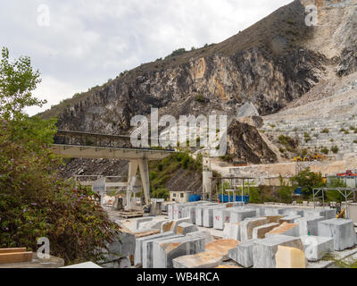 FANTISCRITTI, Carrara, Italien - 23 AUGUST, 2019: Marmor Abbau ist zu einem wichtigen Wirtschaftszweig für Jahrtausende. Hier, schneiden Bausteine transporation erwarten. Stockfoto